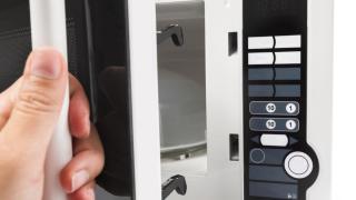 Xử lý thế nào khi cửa lò vi sóng không đóng được?