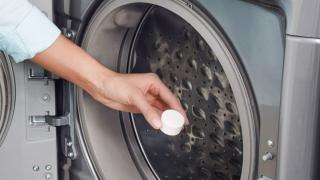 Viên vệ sinh máy giặt là gì? Có nên dùng không?