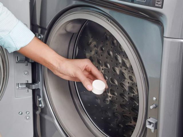 Viên vệ sinh máy giặt là gì? Có nên dùng không?