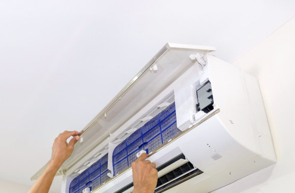 Làm sạch bộ lọc điều hòa Daikin