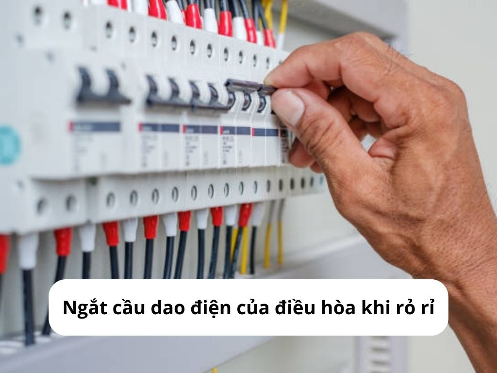 Ngắt nguồn điện điều hòa khi thấy dàn lạnh bị chảy nước