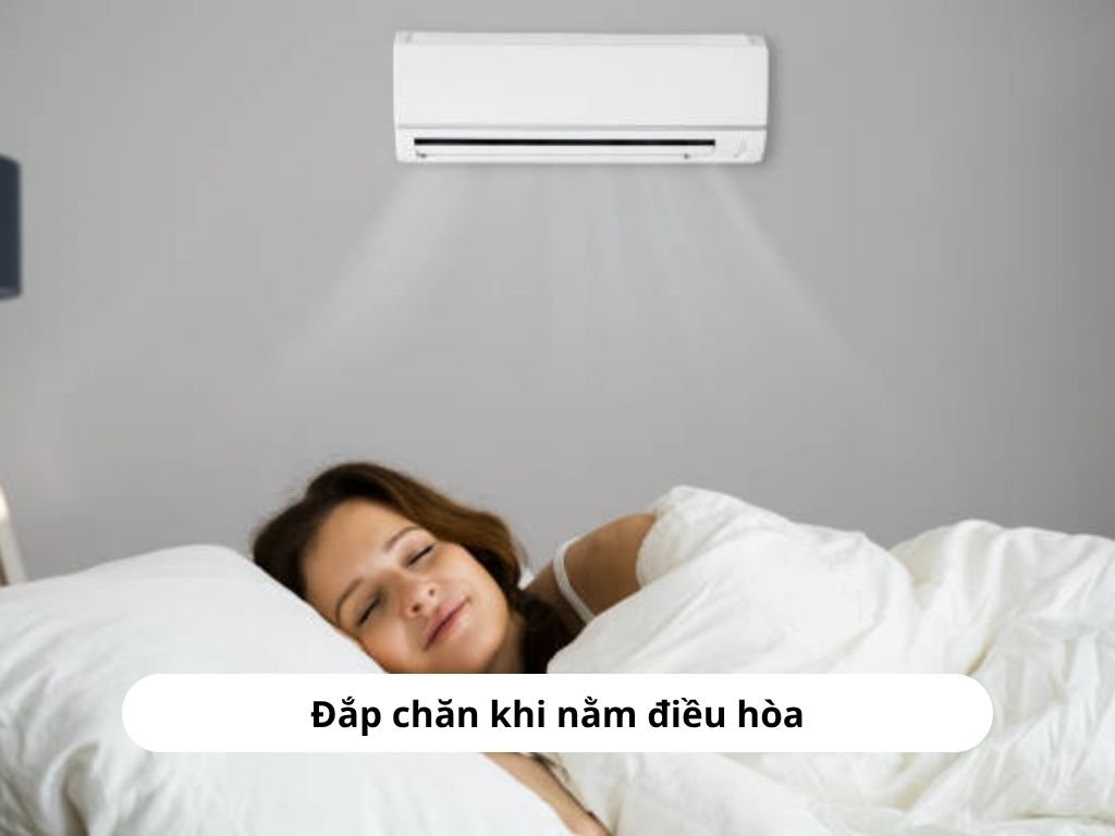 Đắp chăn giữ ấm cơ thể khi ngủ điều hòa